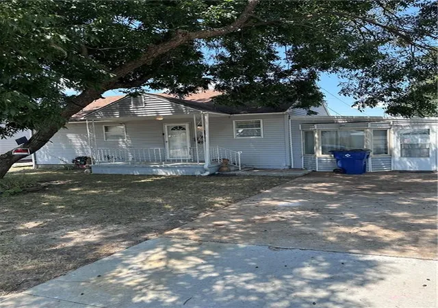 1st image of 1214 W 5th St, Coffeyville, KS 67337 | MLS# 2636394