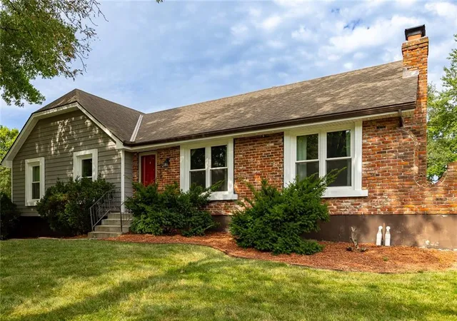 Photo 2 of Sale Pending at 7914 N Garfield Ave, Kansas City, MO 64118 | MLS# 2636401 | Listing updated on 2026-09-01
