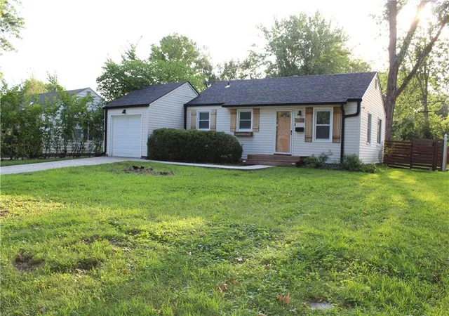 2nd image of 7609 Foster St, Overland Park, KS 66204 | MLS# 2636405