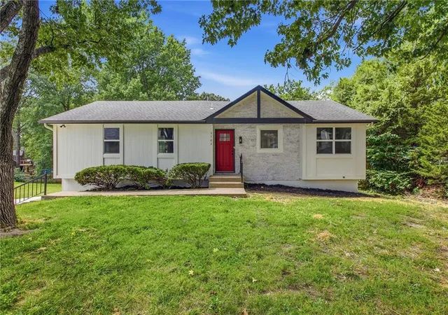 Photo 1 of Sale Pending at 3702 Ne Grant St, Lee's Summit, MO 64064 | MLS# 2636414 | Listing updated on 2026-08-28