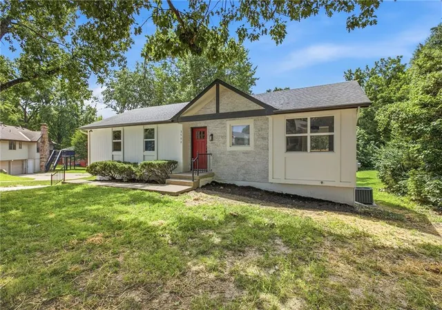 Photo 2 of Sale Pending at 3702 Ne Grant St, Lee's Summit, MO 64064 | MLS# 2636414 | Listing updated on 2026-08-28
