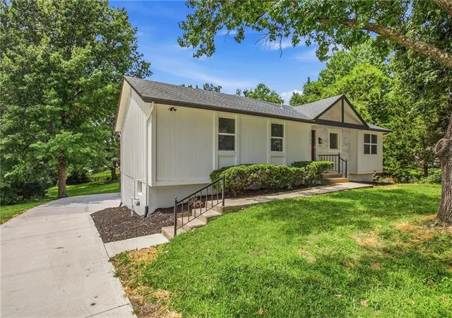 Photo 3 of Sale Pending at 3702 Ne Grant St, Lee's Summit, MO 64064 | MLS# 2636414 | Listing updated on 2026-08-28