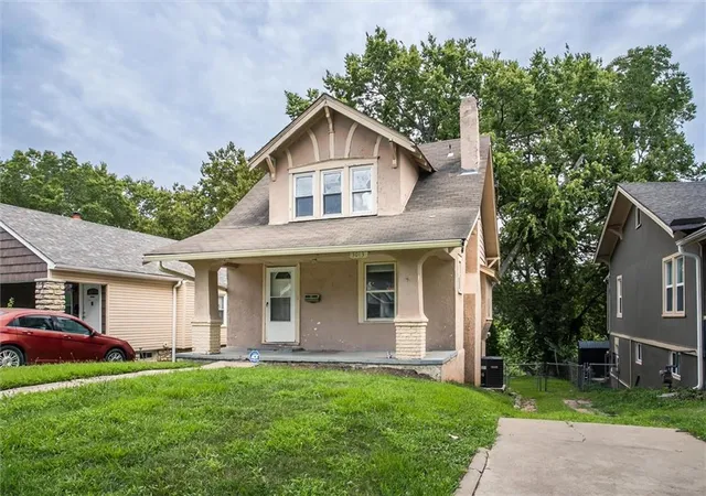 Photo 1 of Sale Pending at 3013 Parkwood Blvd, Kansas City, KS 66104 | MLS# 2636420 | Listing updated on 2026-09-20