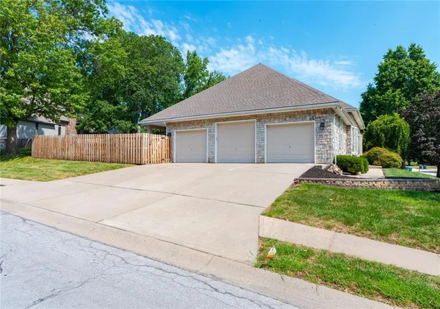 Photo 2 of Single family home for sale at 7000 N Agnes St, Kansas City, MO 64119 | MLS# 2636421 | Listing updated on 2026-09-01
