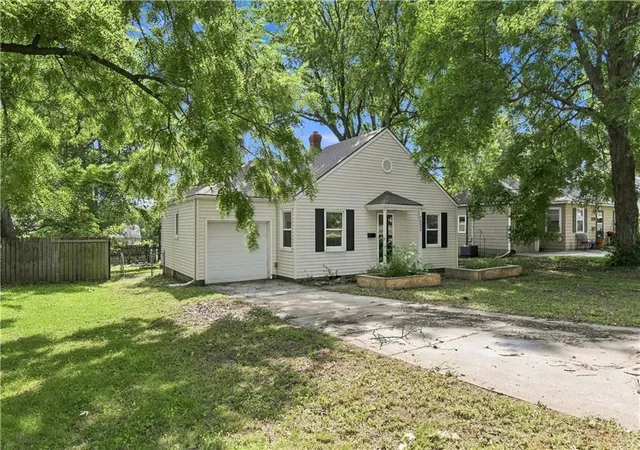 2nd image of 7533 Marty St, Overland Park, KS 66204 | MLS# 2636423
