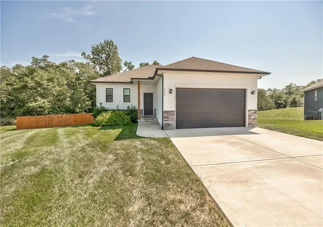 Photo 1 of Single family home for sale at 3704 Nw 95th Street, Kansas City, MO 64154 | MLS# 2636435 | Listing updated on 2026-09-19