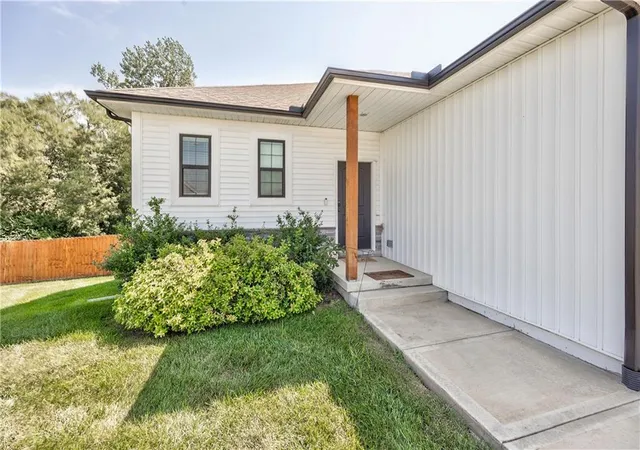 Photo 2 of Single family home for sale at 3704 Nw 95th Street, Kansas City, MO 64154 | MLS# 2636435 | Listing updated on 2026-09-19