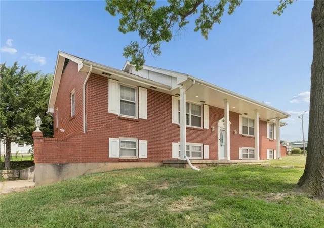 2nd image of 101 W Insley Ave, Bonner Springs, KS 66012 | MLS# 2636436