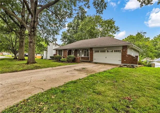 Photo 1 of Sale Pending at 1235 Sw Horizon Dr, Blue Springs, MO 64015 | MLS# 2636447 | Listing updated on 2026-08-19