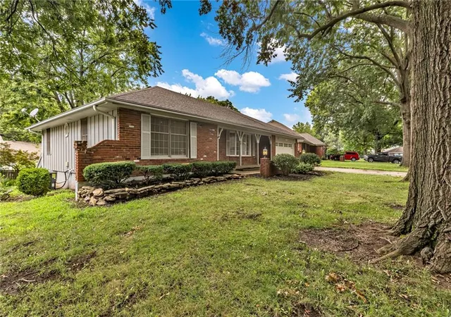 Photo 2 of Sale Pending at 1235 Sw Horizon Dr, Blue Springs, MO 64015 | MLS# 2636447 | Listing updated on 2026-08-19