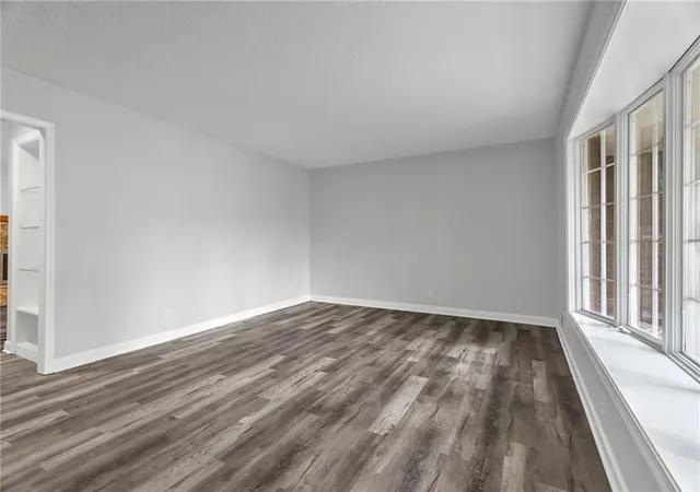 Photo 3 of Sale Pending at 1235 Sw Horizon Dr, Blue Springs, MO 64015 | MLS# 2636447 | Listing updated on 2026-08-19