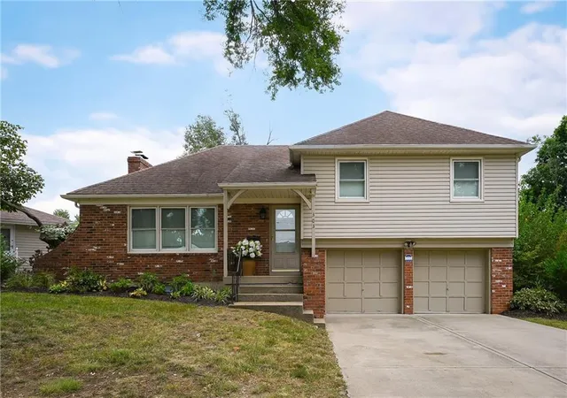 Photo 1 of Single family home for sale at 303 Sw Pinnell Dr, Lees Summit, MO 64081 | MLS# 2636450 | Listing updated on 2026-10-08