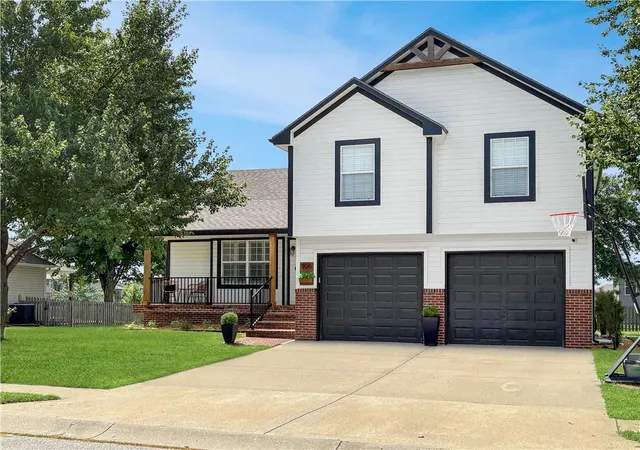 Photo 1 of Single family home for sale at 906 Sw Bobcat St, Oak Grove, MO 64075 | MLS# 2636463 | Listing updated on 2026-08-24
