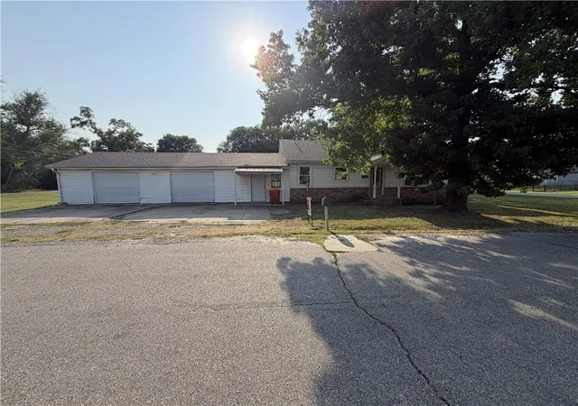 Photo 1 of Sale Pending at 1102 S Homer St, Pittsburg, KS 66762 | MLS# 2636471 | Listing updated on 2026-08-31