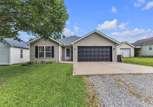 1st image of 411 E 6th St, Cameron, MO 64429 | MLS# 2636479