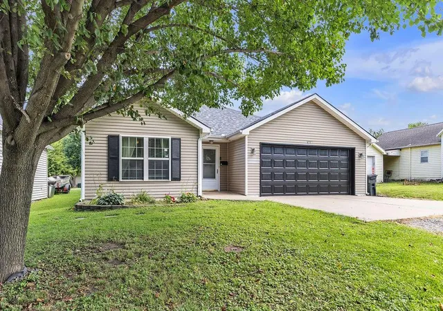 2nd image of 411 E 6th St, Cameron, MO 64429 | MLS# 2636479