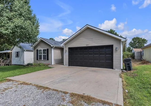 3rd image of 411 E 6Th St, Cameron, MO 64429 | MLS# 2636479