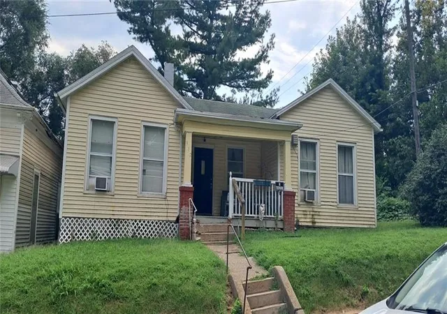 1st image of 912 Ridenbaugh St, Saint Joseph, MO 64501 | MLS# 2636485