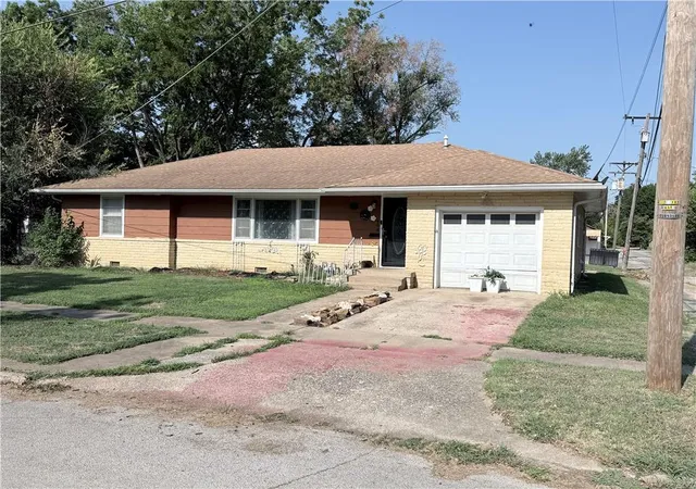 Photo 2 of Single family home for sale at 409 N 15th Street, Independence, KS 67301 | MLS# 2636500 | Listing updated on 2026-08-17