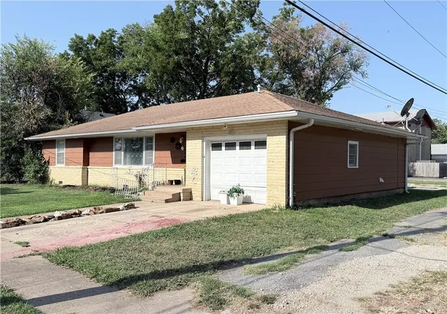 Photo 3 of Single family home for sale at 409 N 15th Street, Independence, KS 67301 | MLS# 2636500 | Listing updated on 2026-08-17