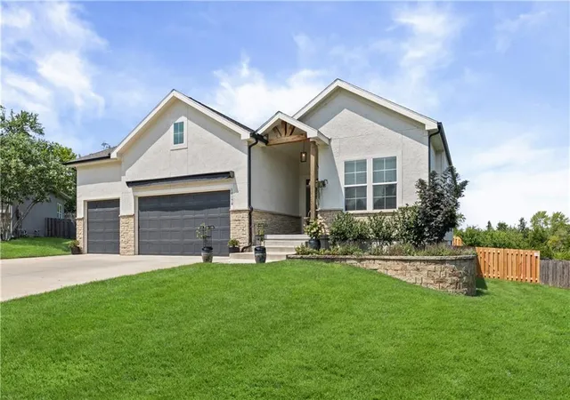 1st image of 14178 S Pickering St, Olathe, KS 66061 | MLS# 2636502