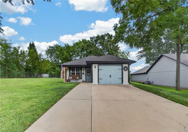 4th image of 424 N Armstrong St, Pleasant Hill, MO 64080 | MLS# 2636508