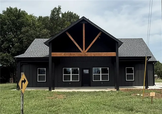 1st image of 121 Elm Dr, Linn Valley, KS 66040 | MLS# 2636509