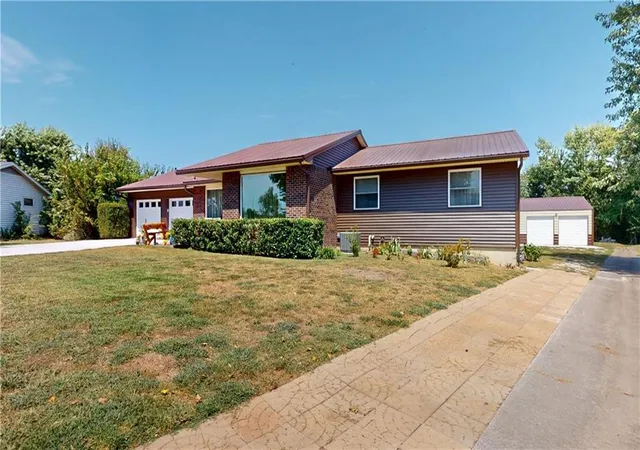 2nd image of 109 E Hardin Pl, Nevada, MO 64772 | MLS# 2636512