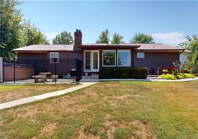 3rd image of 109 E Hardin Pl, Nevada, MO 64772 | MLS# 2636512
