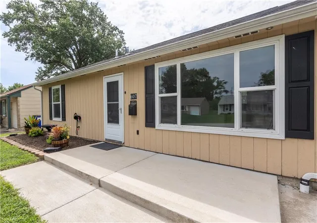 3rd image of 607 Ne 66Th Ter, Kansas City, MO 64118 | MLS# 2636528