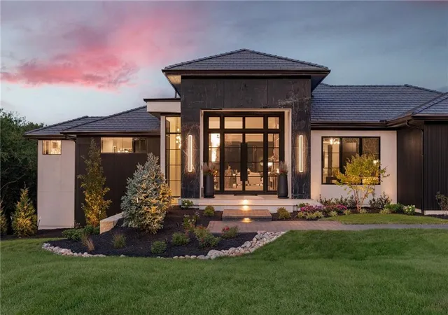 2nd image of 17475 Galloway Dr, Stilwell, KS 66085 | MLS# 2636529