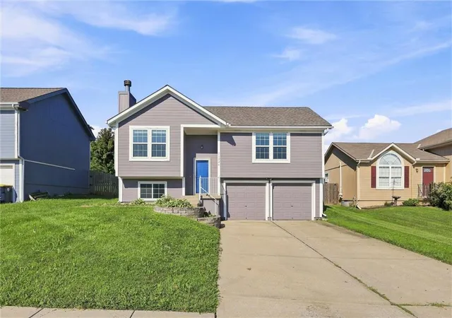 Photo 1 of Sale Pending at 11324 N Central St, Kansas City, MO 64155 | MLS# 2636535 | Listing updated on 2026-09-01