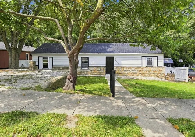 2nd image of 8310 Ottawa St, De Soto, KS 66018 | MLS# 2636541