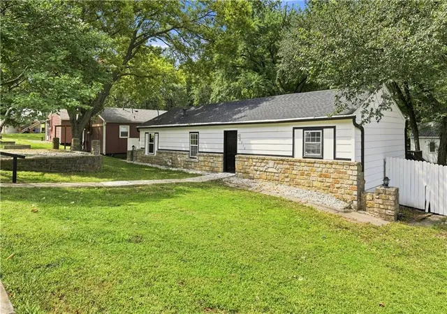 3rd image of 8310 Ottawa St, De Soto, KS 66018 | MLS# 2636541