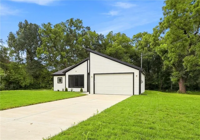 Photo 3 of Single family home for sale at 5705 Tauromee Ave, Kansas City, KS 66102 | MLS# 2636542 | Listing updated on 2026-08-30