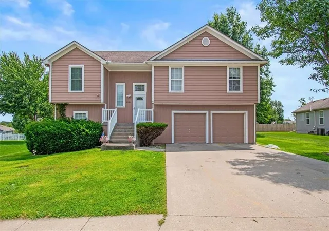 Photo 1 of Single family home for sale at 2338 Ne Overbrook Dr, Blue Springs, MO 64029 | MLS# 2636547 | Listing updated on 2026-09-22