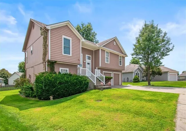 Photo 2 of Single family home for sale at 2338 Ne Overbrook Dr, Blue Springs, MO 64029 | MLS# 2636547 | Listing updated on 2026-09-22