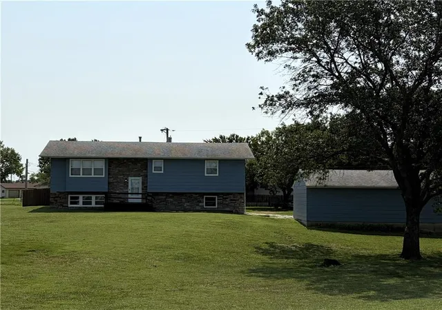 1st image of 1017 Willett St, Burlington, KS 66839 | MLS# 2636557