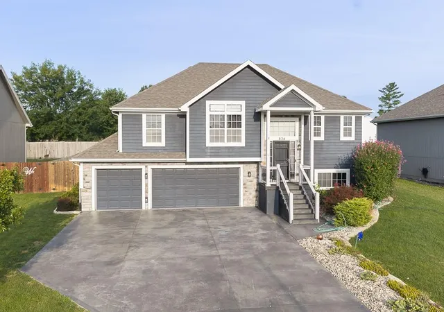 1st image of 836 N Oak Ter, Tonganoxie, KS 66086 | MLS# 2636571