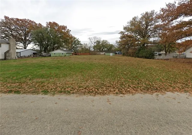 1st image of 207 Kickapoo St, Easton, KS 66020 | MLS# 2636579