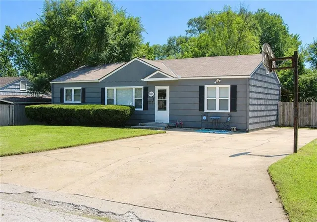 Photo 2 of Sale Pending at 8205 E 86th Terrace, Raytown, MO 64138 | MLS# 2636582 | Listing updated on 2026-08-26