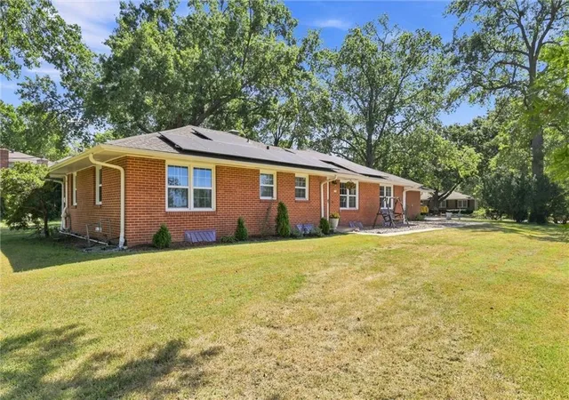 Photo 3 of Sale Pending at 10921 Blue River Rd, Kansas City, MO 64131 | MLS# 2636601 | Listing updated on 2026-09-15