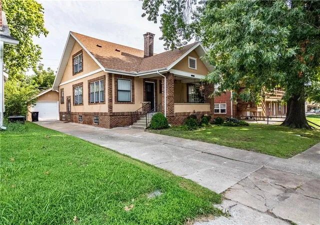 Photo 3 of Sale Pending at 213 Broad St, Warrensburg, MO 64093 | MLS# 2636603 | Listing updated on 2026-08-26