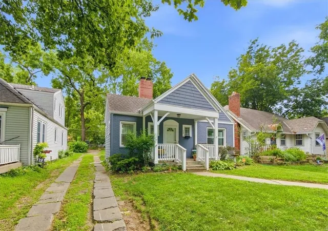 Photo 2 of Single family home for sale at 425 E 70th Street, Kansas City, MO 64131 | MLS# 2636608 | Listing updated on 2026-08-28