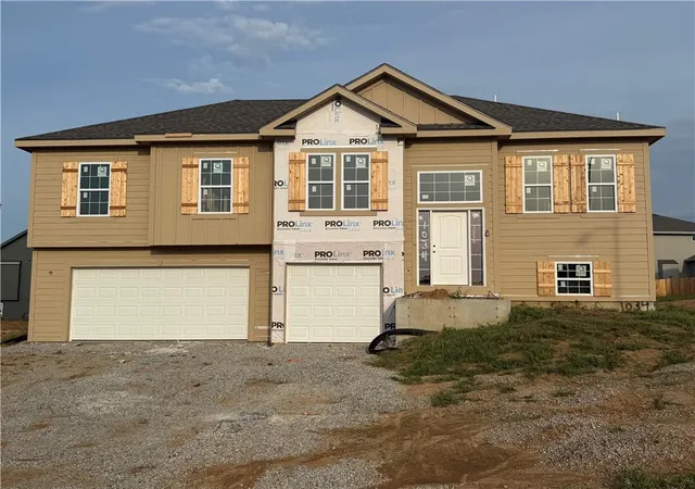 2nd image of 1034 Fir Ln, Liberty, MO 64068 | MLS# 2636615