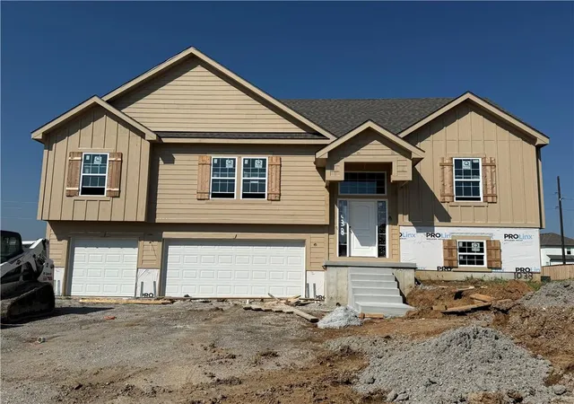 Photo 2 of Sale Pending at 1038 Fir Ln, Liberty, MO 64068 | MLS# 2636616 | Listing updated on 2026-09-23