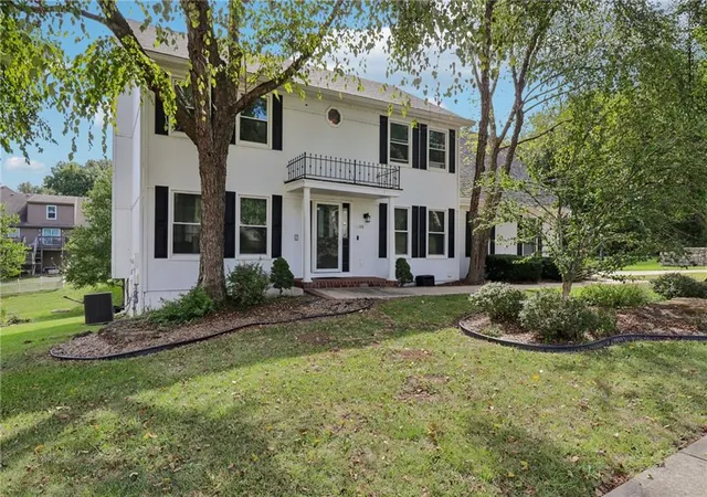 Photo 2 of Single family home for sale at 1800 Nw Westbrooke Dr, Blue Springs, MO 64015 | MLS# 2636617 | Listing updated on 2026-09-25
