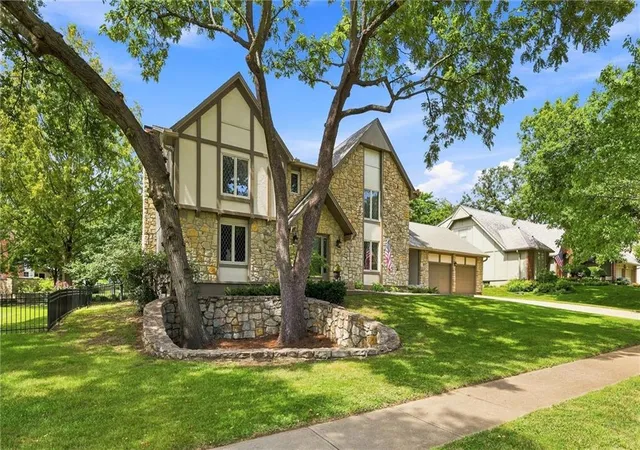 Photo 2 of Sale Pending at 10414 Alhambra St, Overland Park, KS 66207 | MLS# 2636624 | Listing updated on 2026-08-31
