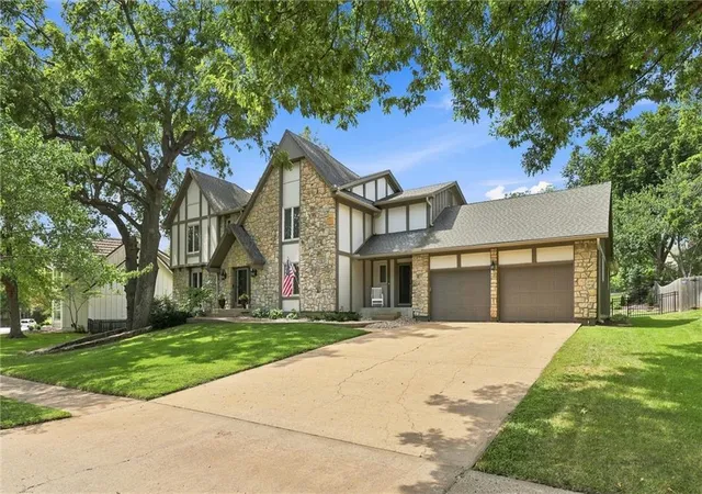 Photo 3 of Sale Pending at 10414 Alhambra St, Overland Park, KS 66207 | MLS# 2636624 | Listing updated on 2026-08-31