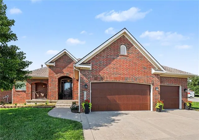 Photo 3 of Single family home for sale at 10900 Delavan Ct, Kansas City, KS 66109 | MLS# 2636627 | Listing updated on 2026-09-26
